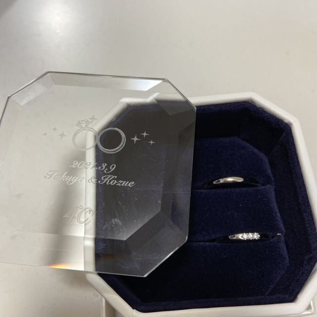 【4℃ BRIDAL(ヨンドシーブライダル)の口コミ】 2人とも指がAラインなので、シンプルなデザインを選びたいと思っていまし…