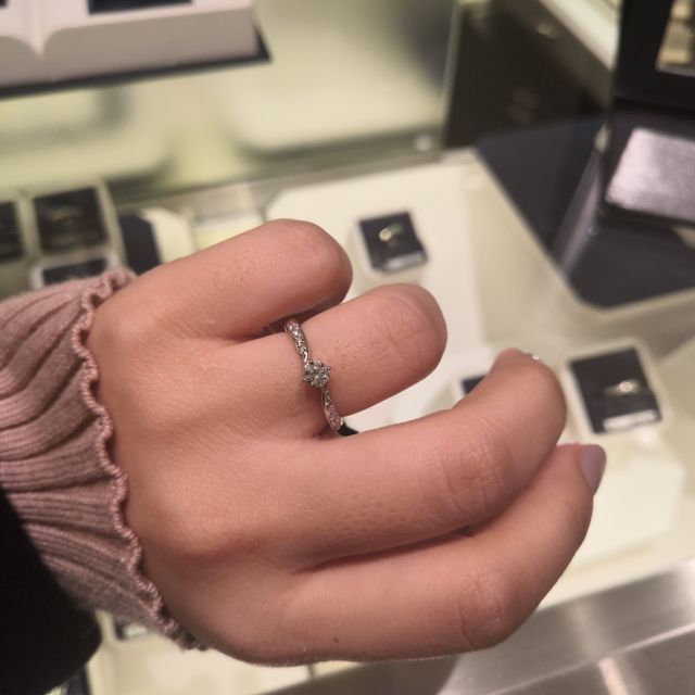 【ROYAL ASSCHER(ロイヤル・アッシャー)の口コミ】 ウェーブのタイプの指輪は、なかなかハイジュエラーで見かけなかったので…