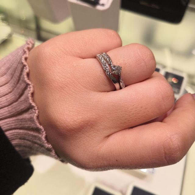【ROYAL ASSCHER(ロイヤル・アッシャー)の口コミ】 ウェーブのタイプの指輪は、なかなかハイジュエラーで見かけなかったので…