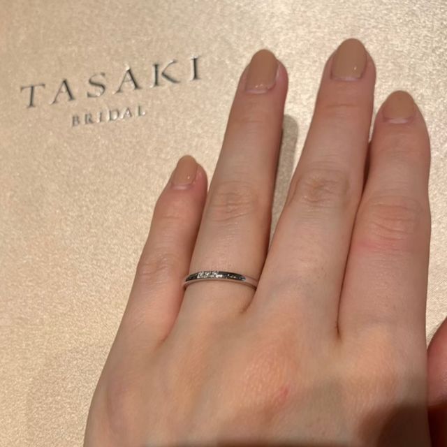 【TASAKI(タサキ)の口コミ】 オーソドックスなデザインの結婚指輪ですが、3石のダイヤモンドの輝きがと…