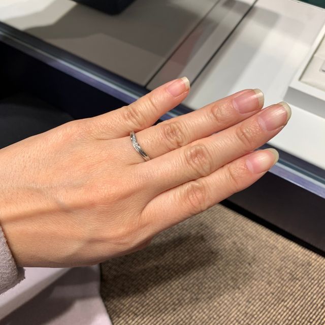 【銀座ダイヤモンドシライシの口コミ】 デザインも洗礼されており、とにかく指にリングを付けた時の滑らかさぁは…