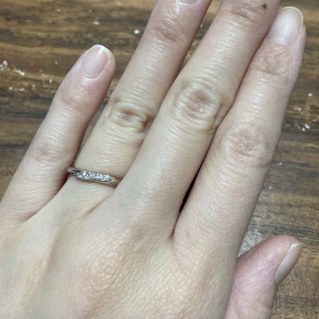 【銀座ダイヤモンドシライシの口コミ】 ダイヤモンドの存在感がとても気に入りました。リングの形も私の指に合っ…