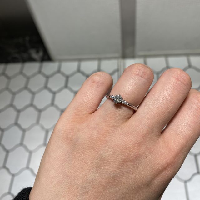 【エクセルコダイヤモンド(EXELCO DIAMOND)の口コミ】 メレダイヤに囲まれているので華やかに見えます。
とりかく華やかにしてほ…