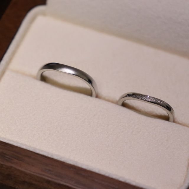 【TANZO.(鍛造指輪)の口コミ】 婚約指輪と違いずっとつけるものなので
シンプルなものが良いと思いデザイ…