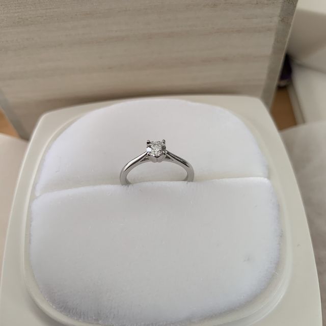 【俄(にわか)の口コミ】 一粒ダイヤが付いているシンプルなデザインを探していました。
リングがと…