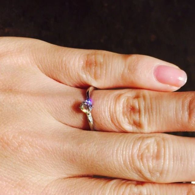 【俄(にわか)の口コミ】 一粒ダイヤのリングだとシンプルすぎると感じ、最初はサイドに一石ずつ付…