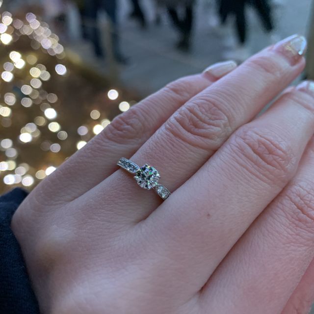 【エクセルコダイヤモンド(EXELCO DIAMOND)の口コミ】 結婚指輪とデザインを合わせてミル打ちのもので探していました。
メレダイ…