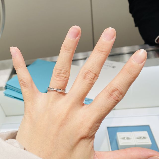 【ティファニー(Tiffany & Co.)の口コミ】 ティファニーの指輪が欲しくて来店しました。
試着したのが、細めのリング…