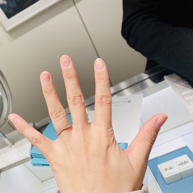 【ティファニー(Tiffany & Co.)の口コミ】 ティファニーの指輪が欲しくて来店しました。
試着したのが、細めのリング…
