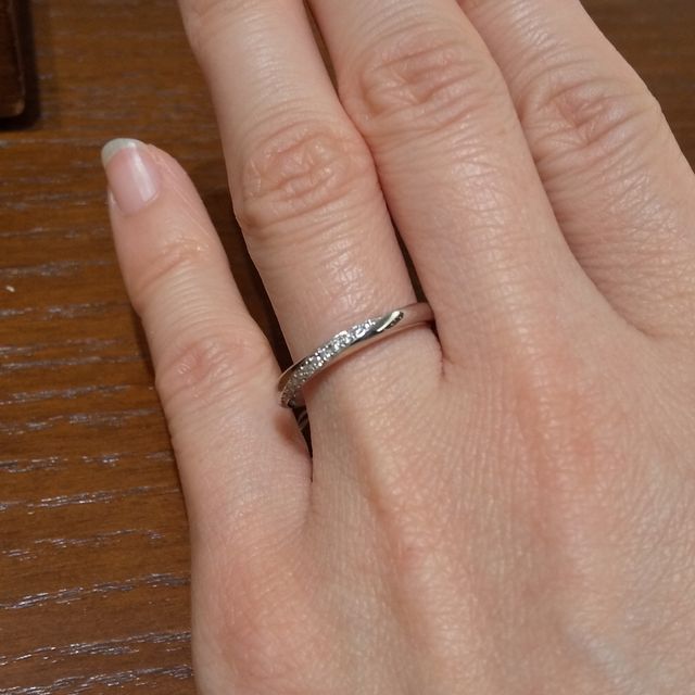 【TRECENTI(トレセンテ)の口コミ】 どちらの方向から見ても、ダイヤが見えるデザインが気に入りました。シン…