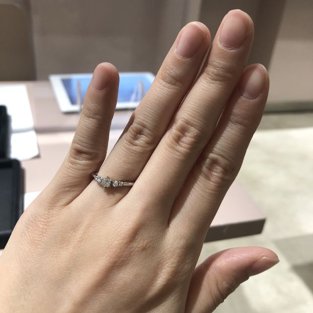 【TRECENTI(トレセンテ)の口コミ】 以前よりトレセンテの婚約指輪フローラに興味があり来店しました。ネット…