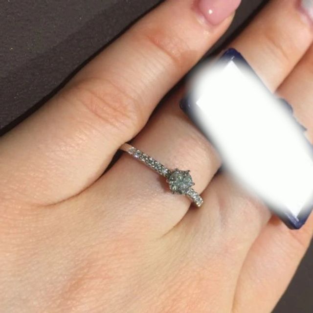 【ROYAL ASSCHER(ロイヤル・アッシャー)の口コミ】 一粒ダイヤの洗練された輝きとエタニティーリングの華やかな輝きがミック…