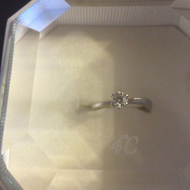 【4℃ BRIDAL(ヨンドシーブライダル)の口コミ】 主人がプロポーズをする時にサプライズでプレゼントしてくれました。なの…
