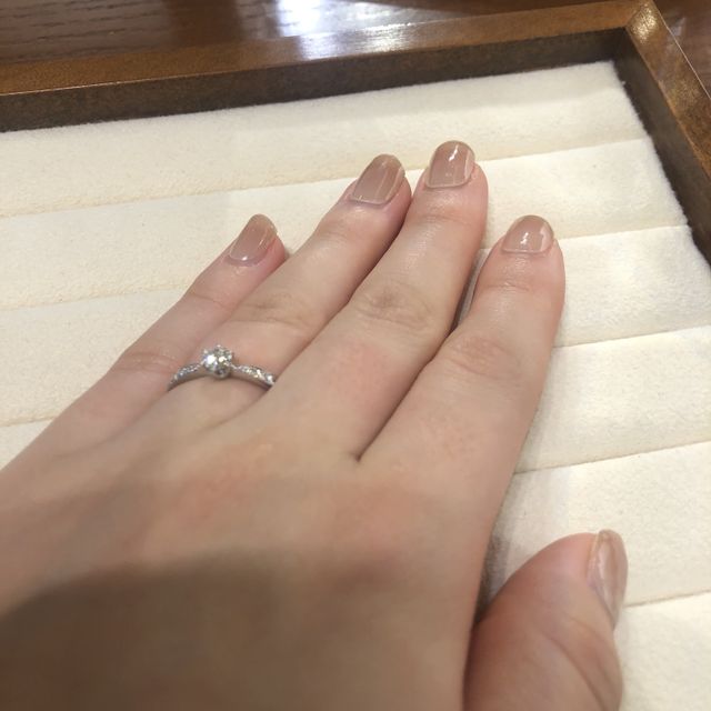 【TRECENTI(トレセンテ)の口コミ】 指輪の幅が細すぎず、太すぎずで、両サイドにもダイヤが入っているので、…