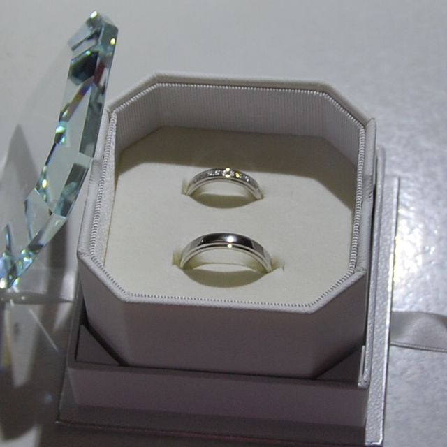 【4℃ BRIDAL(ヨンドシーブライダル)の口コミ】 最初はゆるやかなカーブになっているデザインが良かったが、試着してみる…