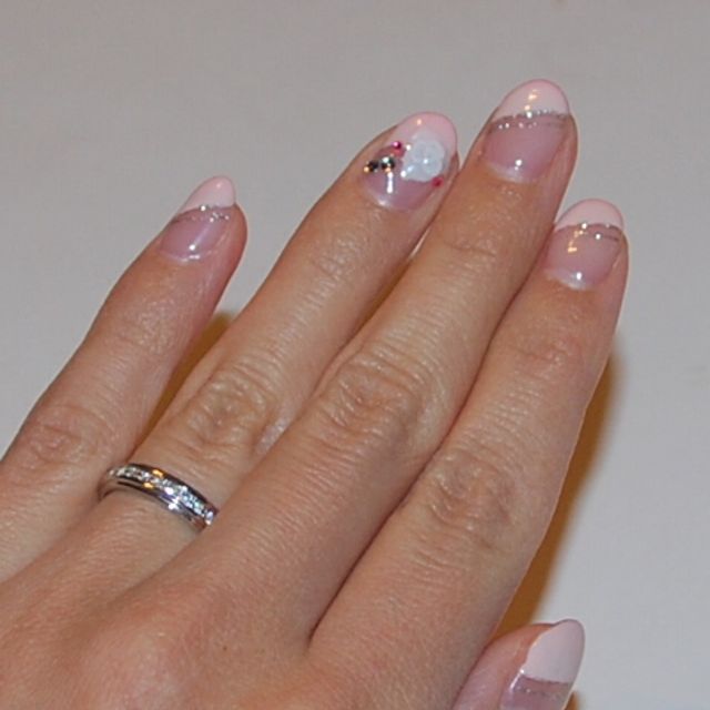 【4℃ BRIDAL(ヨンドシーブライダル)の口コミ】 最初はゆるやかなカーブになっているデザインが良かったが、試着してみる…