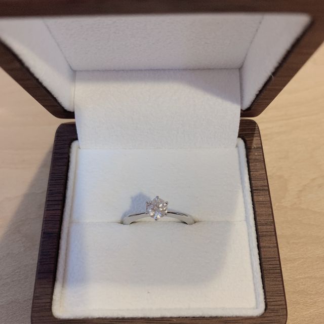 【エクセルコダイヤモンド(EXELCO DIAMOND)の口コミ】 指輪を選んだ決め手となったのは、王道の６本たて爪でダイヤモンドと指が…