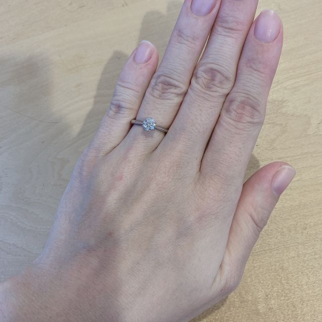 【エクセルコダイヤモンド(EXELCO DIAMOND)の口コミ】 指輪を選んだ決め手となったのは、王道の６本たて爪でダイヤモンドと指が…