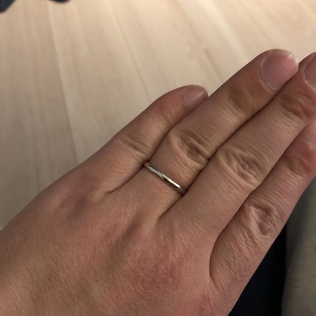 【銀座ダイヤモンドシライシの口コミ】 デザインがシャープで納得の指輪でした。その上装着感も良く普段使ってい…