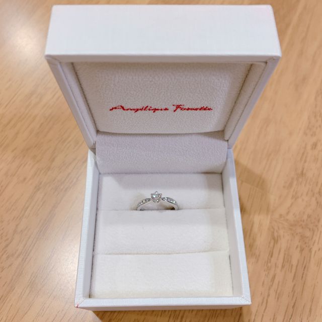 【アンジェリックフォセッテ(Angelique Fossette)の口コミ】 最初にセンターに入れるダイヤモンドを選びました
4Cの説明を受け0.322ct…