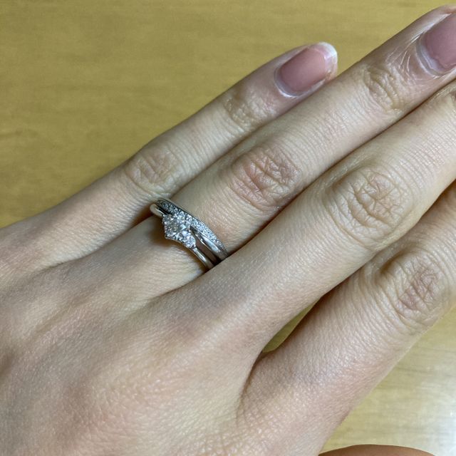 【銀座ダイヤモンドシライシの口コミ】 二人とも細い指だったので、リングも細めのタイプが合うとの事で色々試着…