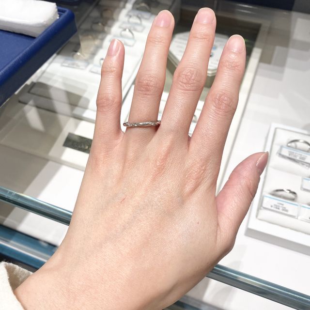 【銀座ダイヤモンドシライシの口コミ】 ストレートタイプの結婚指輪ですが、デザインがねじれたデザインなのでス…