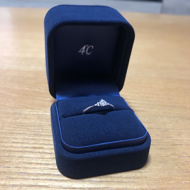 【4℃ BRIDAL(ヨンドシーブライダル)の口コミ】 様々なブランドのお店を下見して周りました。その中でも私の中で一際、輝…