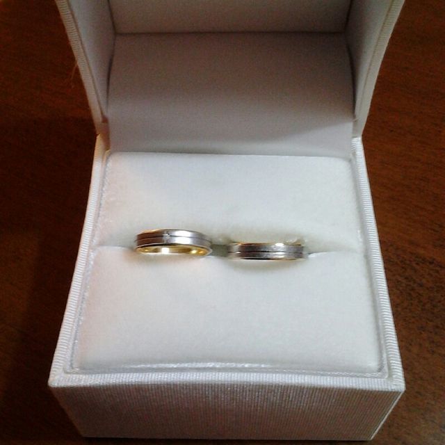 【組曲ジュエリーの口コミ】 夫に似合う指輪を探していたので夫に似合うことが一番の決め手です。私の…