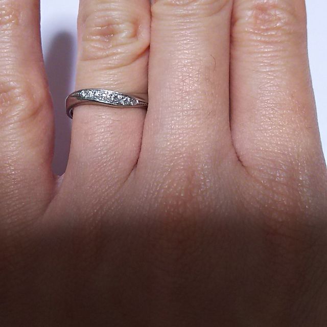 【Something Blue(サムシングブルー)の口コミ】 2つの指輪を並べるとハートの形に見えるよう作られた形状と、ヨーロッパに…