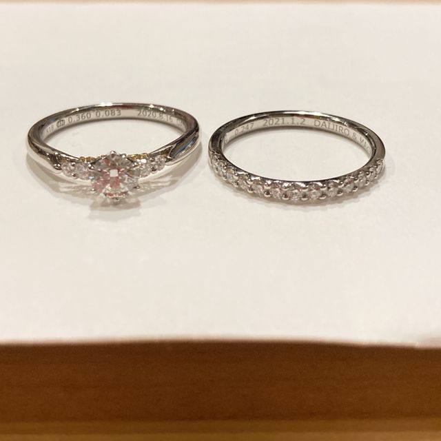 【エクセルコダイヤモンド(EXELCO DIAMOND)の口コミ】 エクセルコのエンゲージリングが、横から観ると、台座が金色で特別感があ…