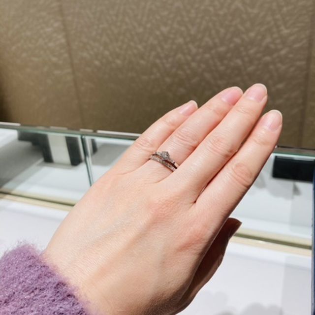 【エクセルコダイヤモンド(EXELCO DIAMOND)の口コミ】 エクセルコのエンゲージリングが、横から観ると、台座が金色で特別感があ…