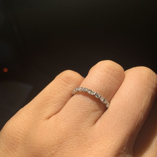 【4℃ BRIDAL(ヨンドシーブライダル)の口コミ】 婚約指輪として、また普段から身につけられるようにとハーフエタニティリ…