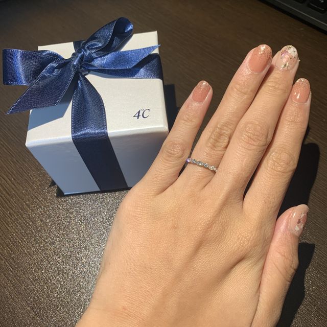【4℃ BRIDAL(ヨンドシーブライダル)の口コミ】 婚約指輪として、また普段から身につけられるようにとハーフエタニティリ…