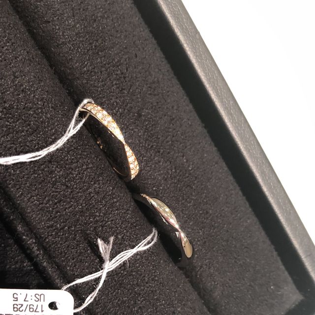 【ティファニー(Tiffany & Co.)の口コミ】 エタニティでダイヤモンドはしっかりつけつつ、中心がキュッとしているの…