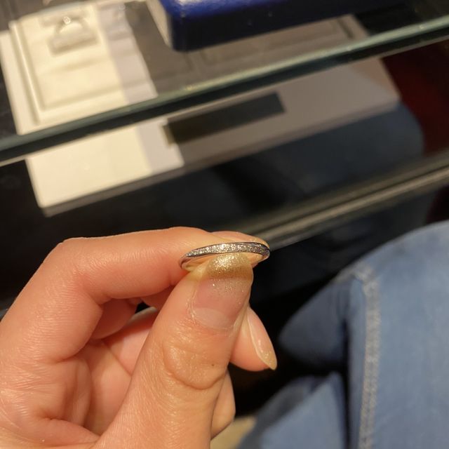 【銀座ダイヤモンドシライシの口コミ】 もともとウェーブの指輪をさがしていましたが、
これはストレートの指輪で…