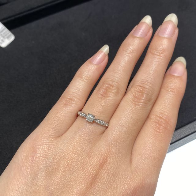 【ティファニー(Tiffany & Co.)の口コミ】 細めのデザインで華奢で女性らしい雰囲気の方にはとっても可愛いデザイン…