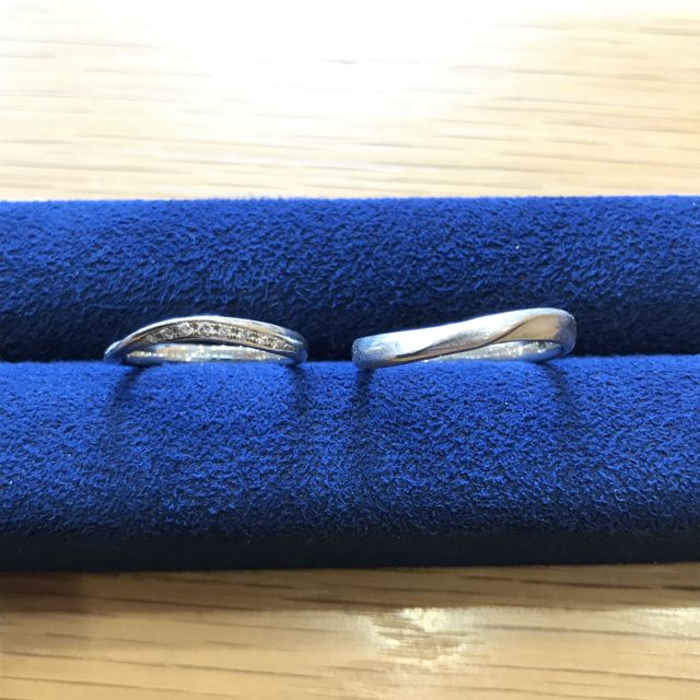 【PORTADA(ポルターダ)の口コミ】 いろいろな指輪を試着していくうち、この指輪のシンプルな、ねじれのデザ…