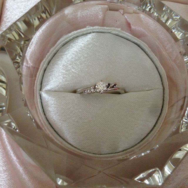 【JEWELRY  KAMATA(ジュエリーかまた)の口コミ】 私は、婚約指輪は可愛らしさを重視して探していました。イメージとしては…