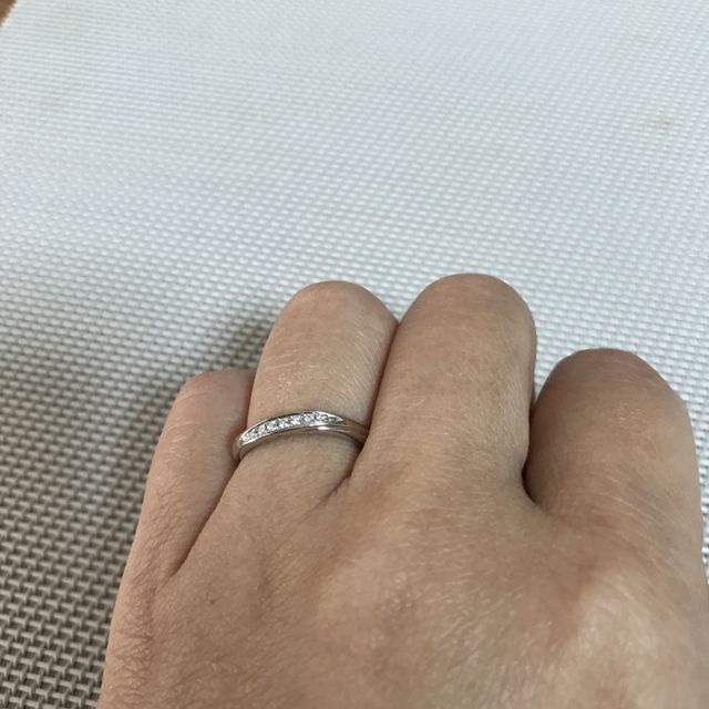 【4℃ BRIDAL(ヨンドシーブライダル)の口コミ】 婚約指輪がウェーブ型だったので、結婚指輪も重ね付けできるように同じウ…