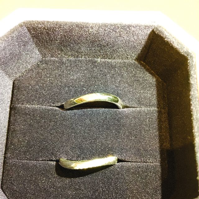 【4℃ BRIDAL(ヨンドシーブライダル)の口コミ】 婚約指輪も4℃のお店で購入したので、それに似合う結婚指輪という観点で探…