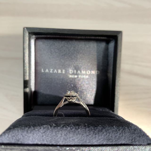 【ラザール ダイヤモンド(LAZARE DIAMOND)の口コミ】 長年付けていれるように華やかなデザインのものを探していたところ、リン…