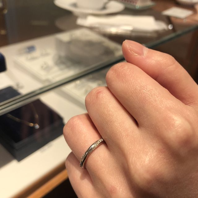 【銀座ダイヤモンドシライシの口コミ】 華奢で繊細な指輪で、細めのものが多い気がしました。ダイヤモンドは白っ…