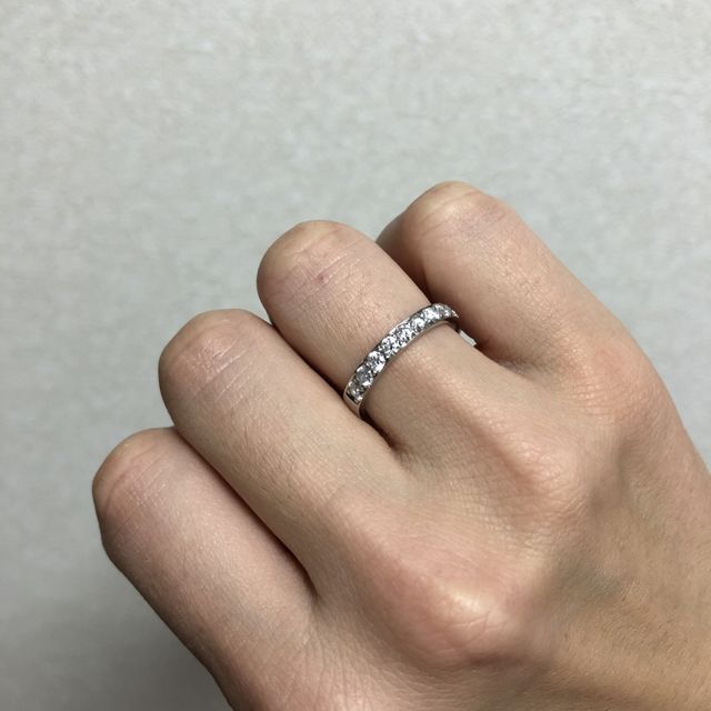 【4℃ BRIDAL(ヨンドシーブライダル)の口コミ】 長くつけることになるので、時代の流れに左右されないシンプルなデザイン…