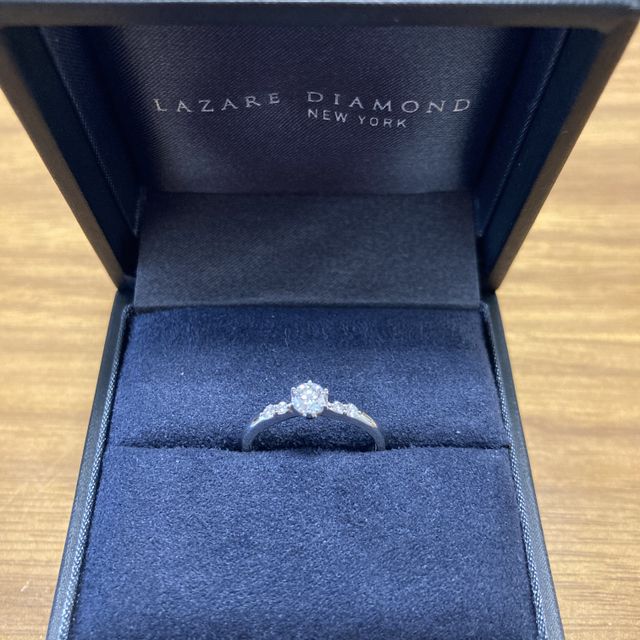 【ラザール ダイヤモンド(LAZARE DIAMOND)の口コミ】 リングが中央のダイヤに向かって細くなっているので指がキレイに見えるこ…