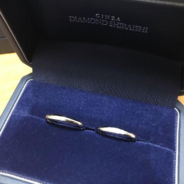 【銀座ダイヤモンドシライシの口コミ】 シンプルで華奢なデザインが気に入りました。
メレダイヤが5つも入ってい…