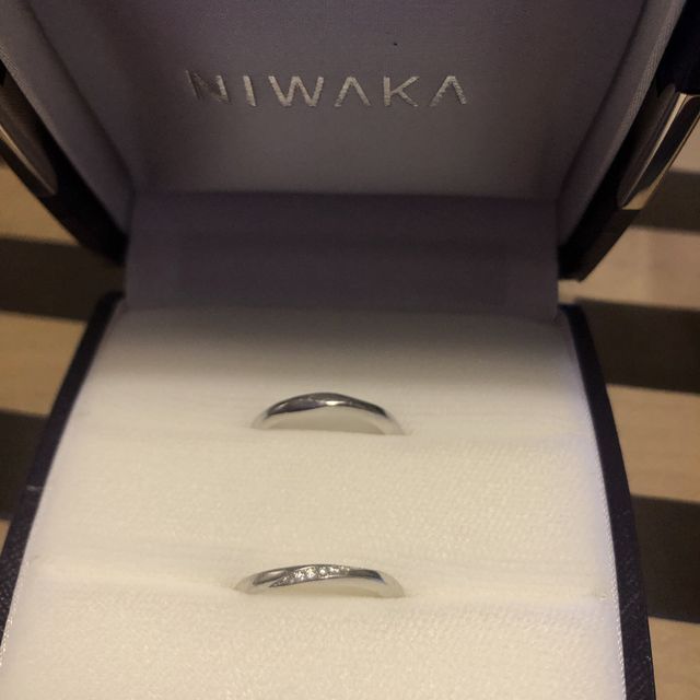 【俄(にわか)の口コミ】 シンプルでカーブがあり女性の手がキレイでしなやかに見えるデザインのも…