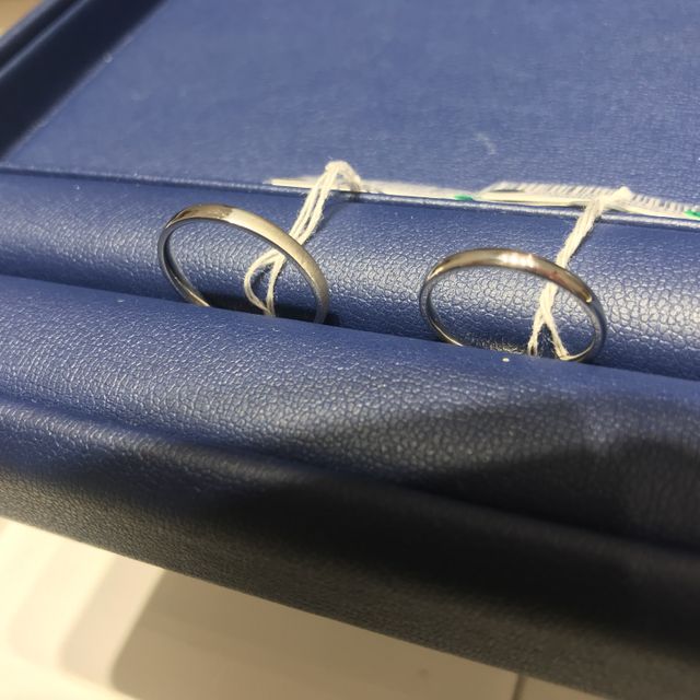 【銀座ダイヤモンドシライシの口コミ】 2人でシンプルなデザインの指輪を探し求めて決めました。男性が色白で指が…