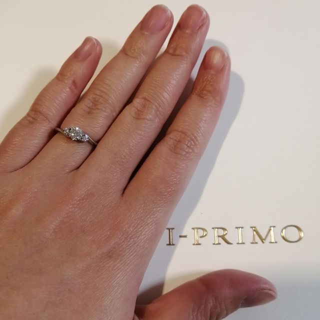 【アイプリモ(I-PRIMO)の口コミ】 ウェーブとストレートが合わさったデザインが決め手です。普段から婚約指…
