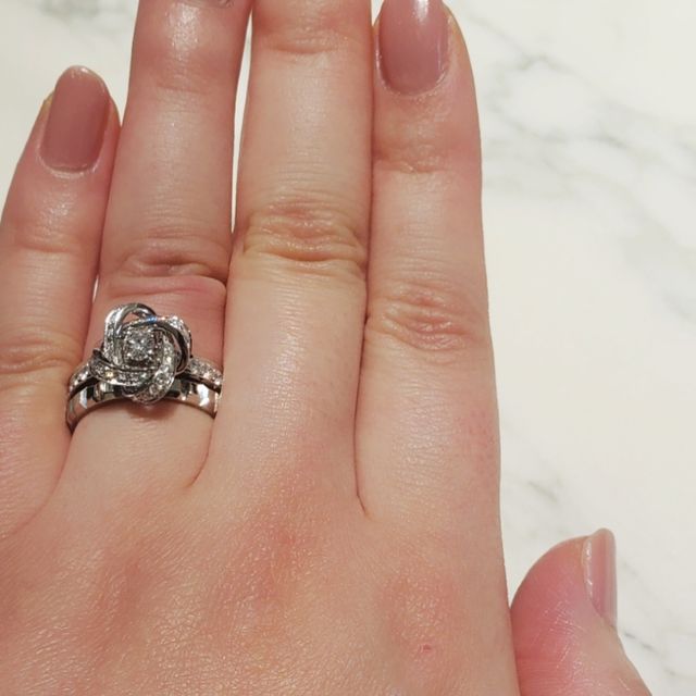 【ブシュロン(BOUCHERON)の口コミ】 ホワイトゴールドにダイヤモンドで上品な印象です。
太めの指にも負けない…