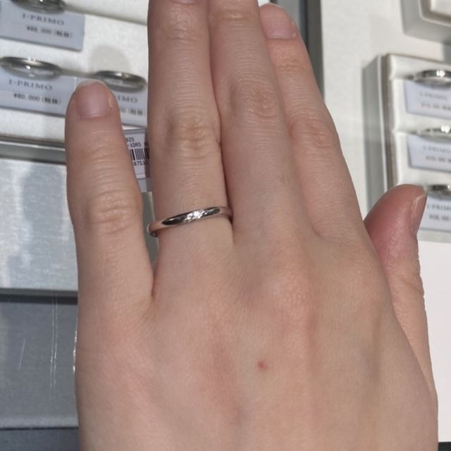 【アイプリモ(I-PRIMO)の口コミ】 内側から外側へ流れるようにダイヤモンドが着いており、横から見ても輝い…